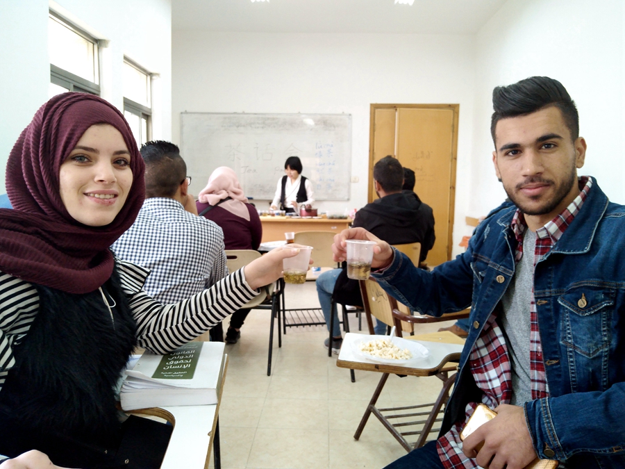 Palestinian college students approach Chinese tea culture